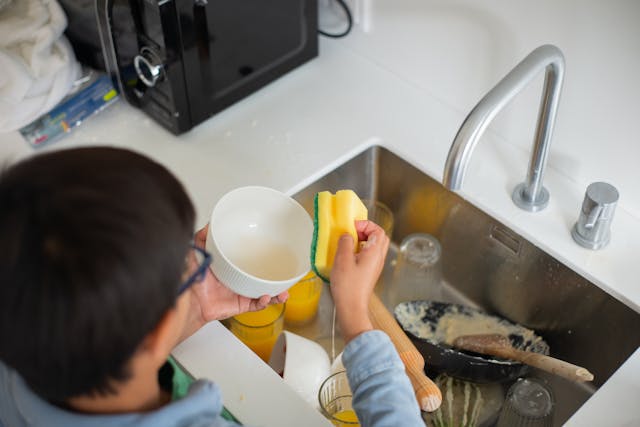 Soak a Kitchen Faucet Without Vinegar